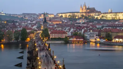 Vue sur le pont Charles et le chateau de prague