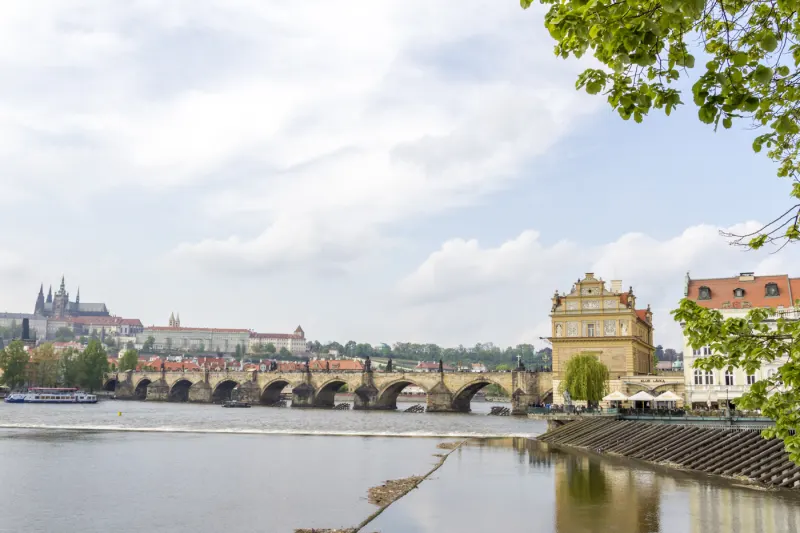 Paysage de Prague et son Pont Charles