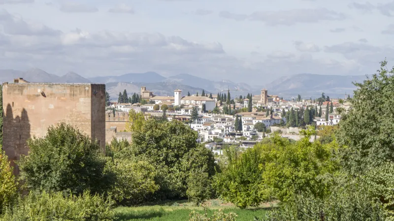 Vue sur l'Albaycín depuis les jardins de Generalife