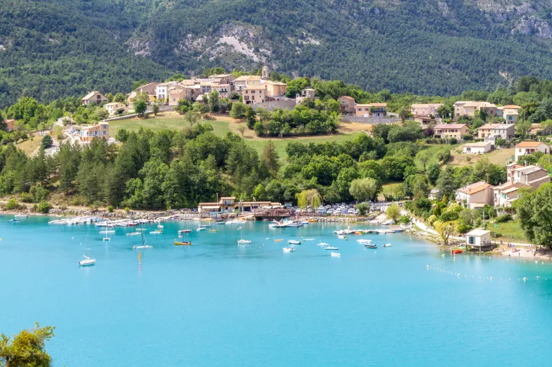 Vue sur le Lac Castillon et Saint-Julien-du-Verdon