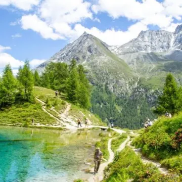Niché au cœur des Alpes suisses, le Lac Bleu d’Arolla est un véritable joyau naturel. 🌿💙 Son eau cristalline aux reflets…