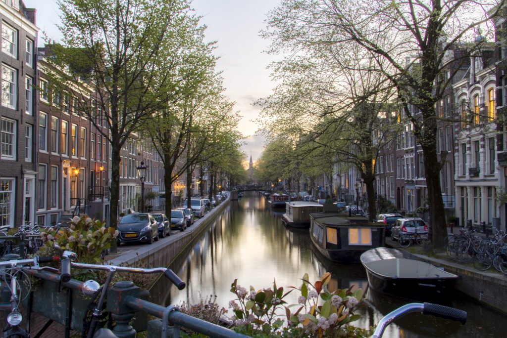 Coucher de soleil sur les canaux d'Amsterdam